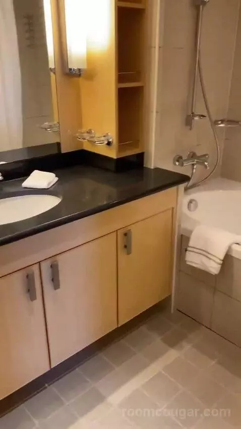 Suite bathroom picture #9