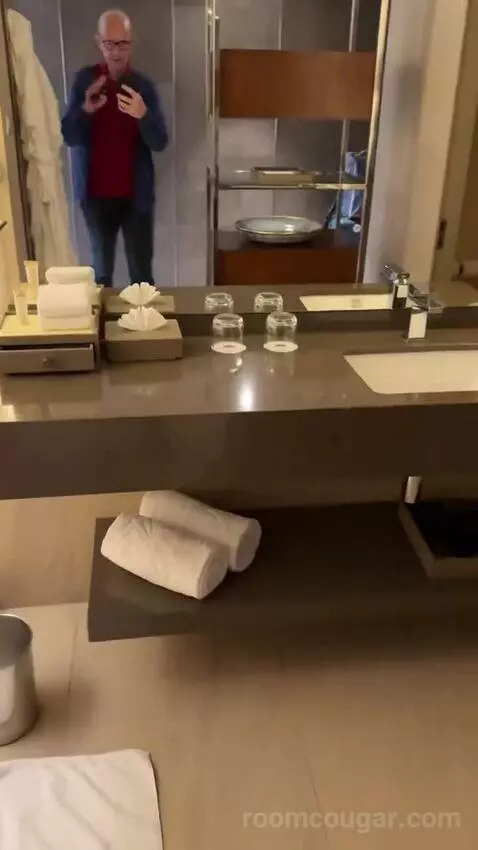 Deluxe Room King bathroom picture #1