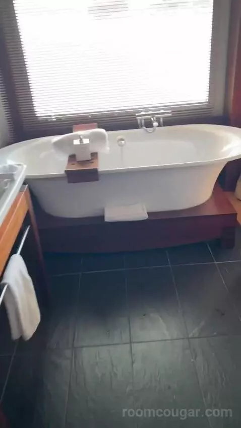 Suite bathroom picture #7