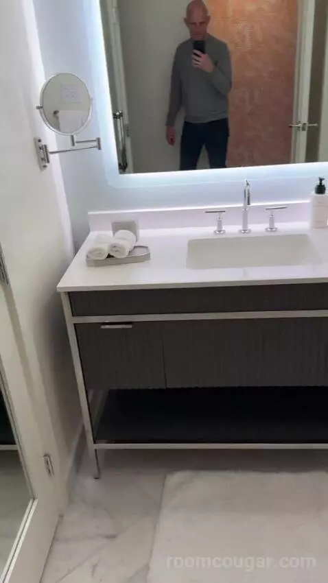 Classic King Room with Bay View (#2605) bathroom picture #5