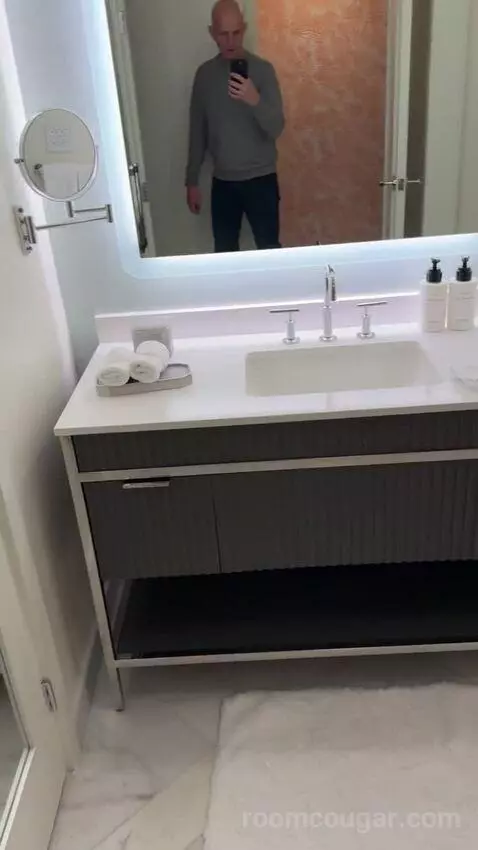 Classic King Room with Bay View (#2605) bathroom picture #6