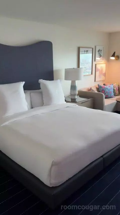 Classic King Room with Bay View (#2605) bed picture #1