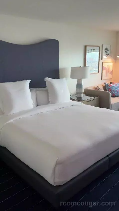 Classic King Room with Bay View (#2605) bed picture #2
