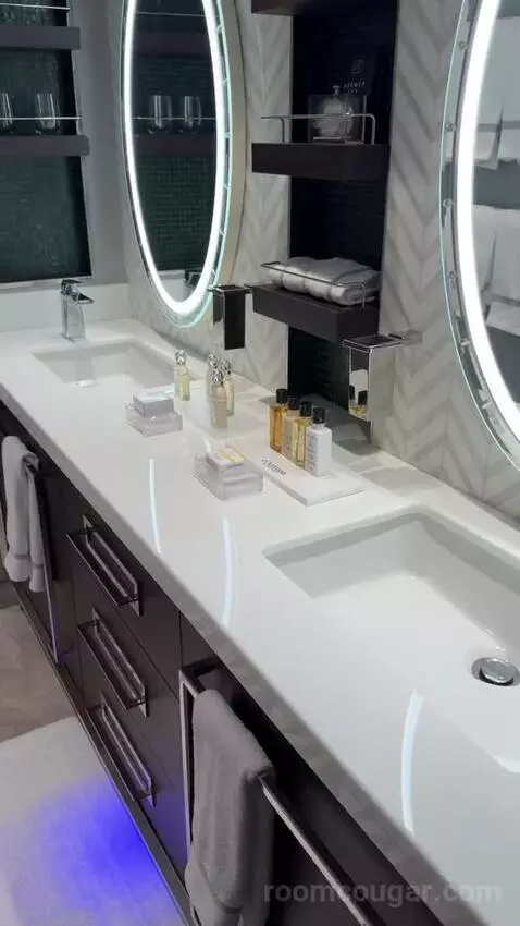Suite (#1406) bathroom picture #2