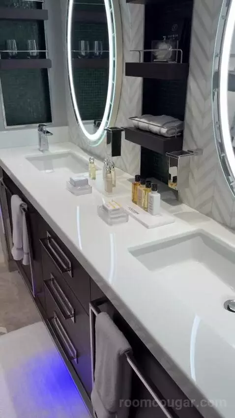 Suite (#1406) bathroom picture #3