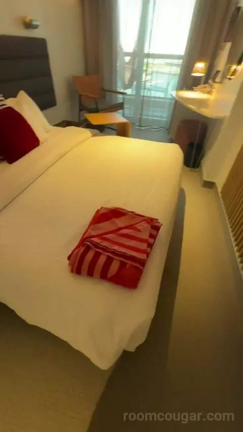 Sea Terrace (11038A) bed picture #1
