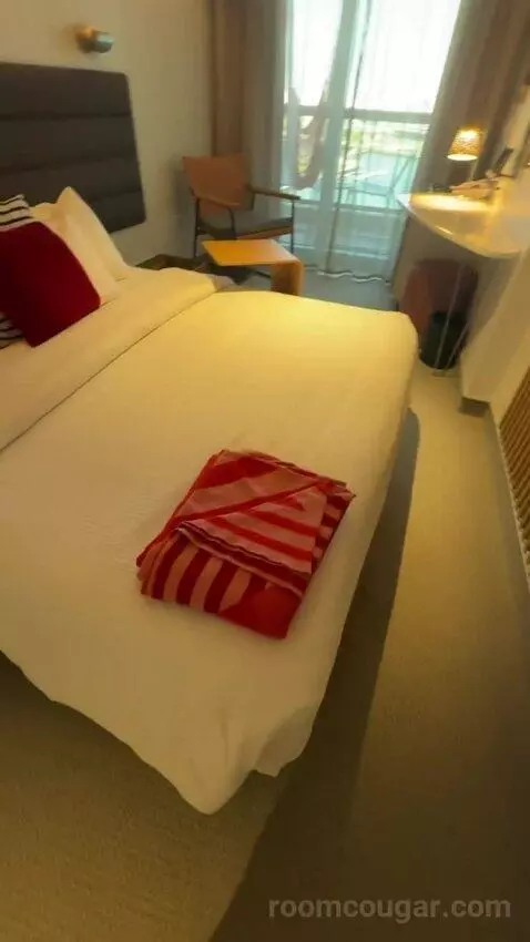 Sea Terrace (11038A) bed picture #2