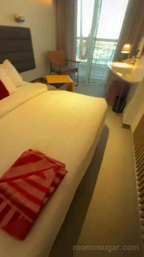 Sea Terrace (11038A) bed picture #9