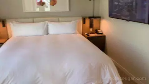 Executive Lounge Access 1 Bedroom Suite, 1 King (#1201) bed picture #8