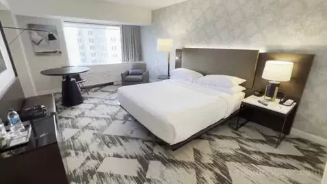 Club Level, Guest Room, 1 King, High Floor (#3230) bed picture #2