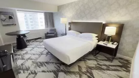 Club Level, Guest Room, 1 King, High Floor (#3230) bed picture #4