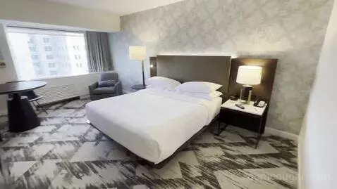 Club Level, Guest Room, 1 King, High Floor (#3230) bed picture #6