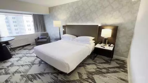 Club Level, Guest Room, 1 King, High Floor (#3230) bed picture #7