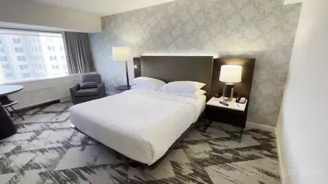 Club Level, Guest Room, 1 King, High Floor (#3230) bed picture #8