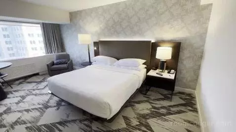 Club Level, Guest Room, 1 King, High Floor (#3230) bed picture #9