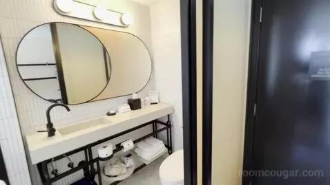 King Room (#425) bathroom picture #9