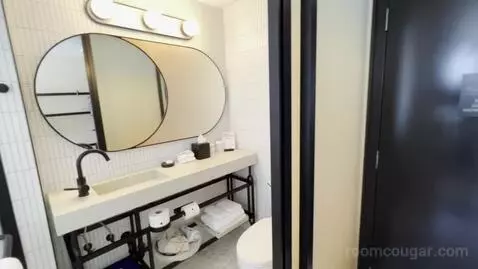 King Room (#425) bathroom picture #10