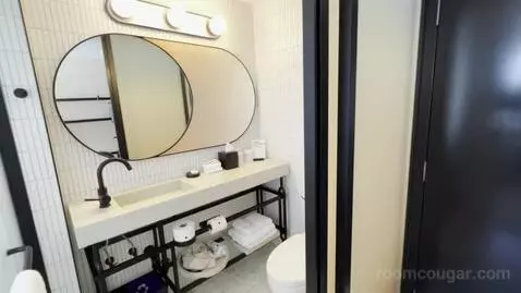 King Room (#425) bathroom picture #12