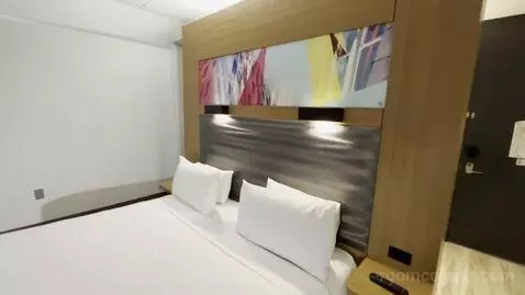 King Guest Room (#502) bed picture #4