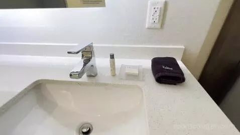 King Room (#239) bathroom picture #6