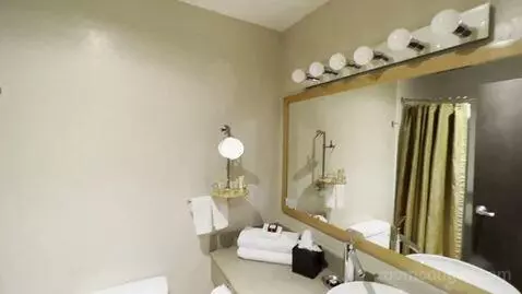 King Room (#315) bathroom picture #3