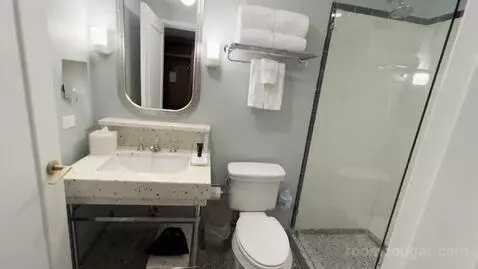 King Room (#1040) bathroom picture #2