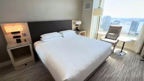 Executive Suite (#4512) bed picture #1