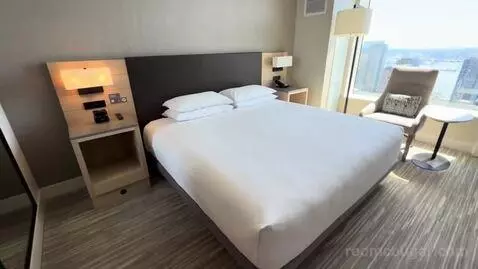 Executive Suite (#4512) bed picture #5