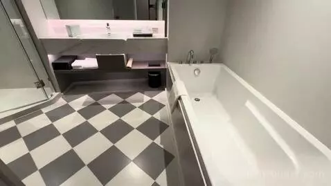 Deluxe King Room with Bathtub (#3819) bathroom picture #1