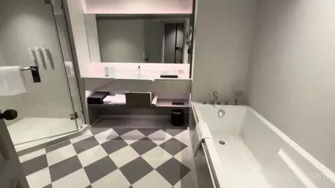 Deluxe King Room with Bathtub (#3819) bathroom picture #7