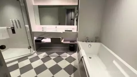 Deluxe King Room with Bathtub (#3819) bathroom picture #8