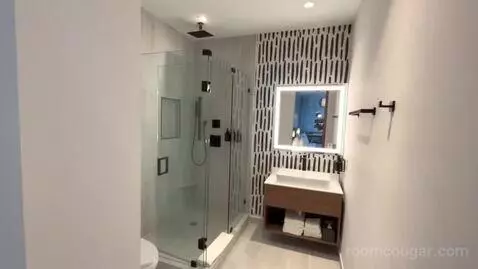 Studio King Suite with Sofa Bed and Balcony (#2405) bathroom picture #8