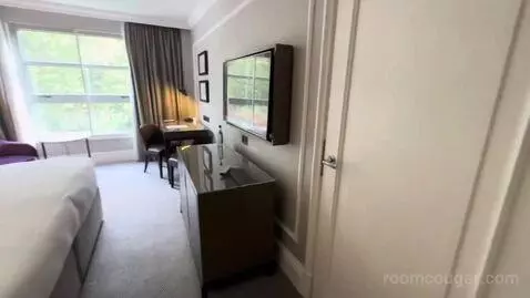 King Room - Club Access (#429) bed picture #10
