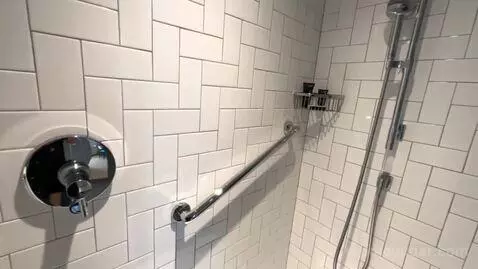 King Suite (#507) bathroom picture #2