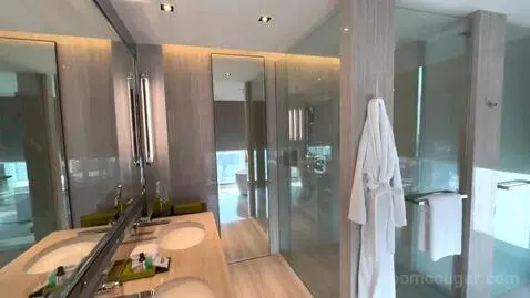 Deluxe King Suite (#1406) bathroom picture #7