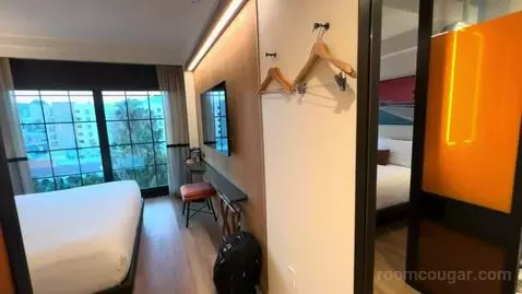 King Room with Hollywood Hills View (#723) picture #2