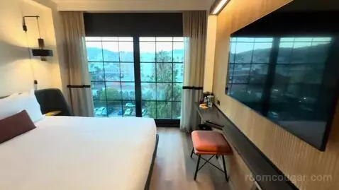 King Room with Hollywood Hills View (#723) picture #3