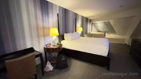 Pyramid King Corner Suite (#27121) picture #2