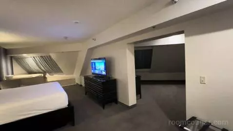 Pyramid King Corner Suite (#27121) picture #19