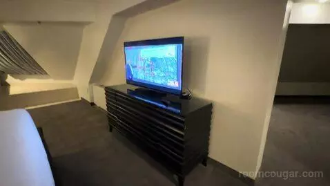 Pyramid King Corner Suite (#27121) picture #6