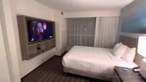One-Bedroom Suite with Two Queen Beds with Kitchen and Sofa Bed (#326) view picture #4