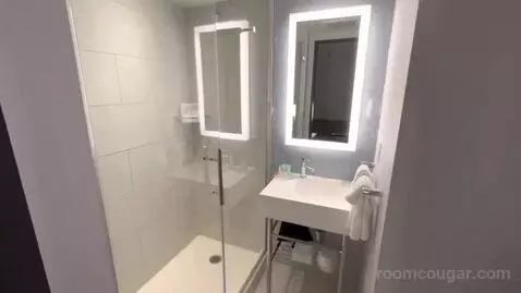 King Room (#1104) bathroom picture #3
