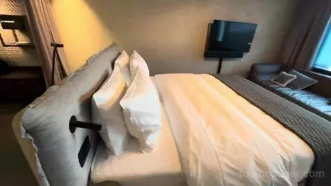 Premium King Room (#1813) bed picture #4