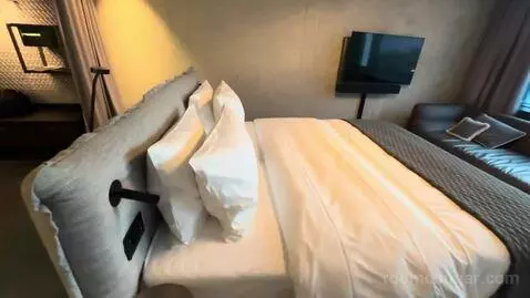 Premium King Room (#1813) bed picture #5