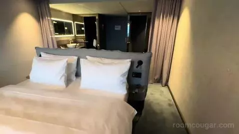 Premium King Room (#1813) bed picture #11