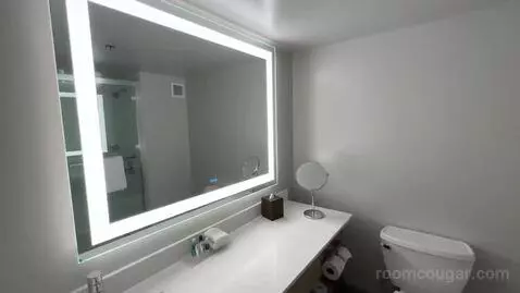 King Room (#1427) bathroom picture #2