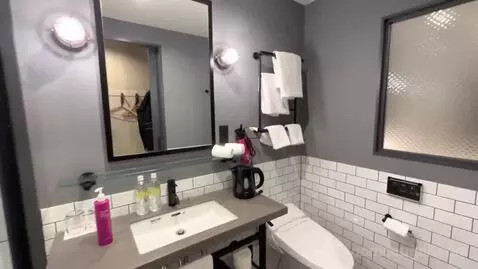 Moxysignaturequeen, 22sqm, Larger Guest Room, 1 Queen (#1016) bathroom picture #11