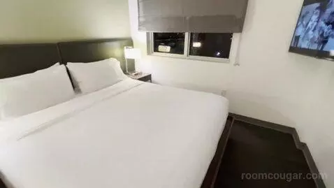 Executive King Suite (#509) bed picture #11