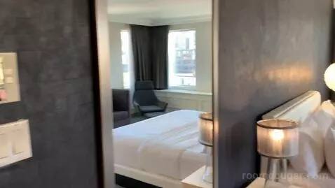 Junior Suite, 1 King, Corner Room (#1054) bed picture #4