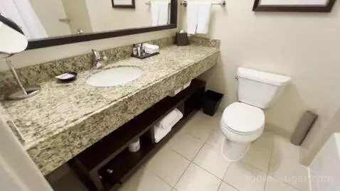 One Bedroom King Suite (#854) bathroom picture #1